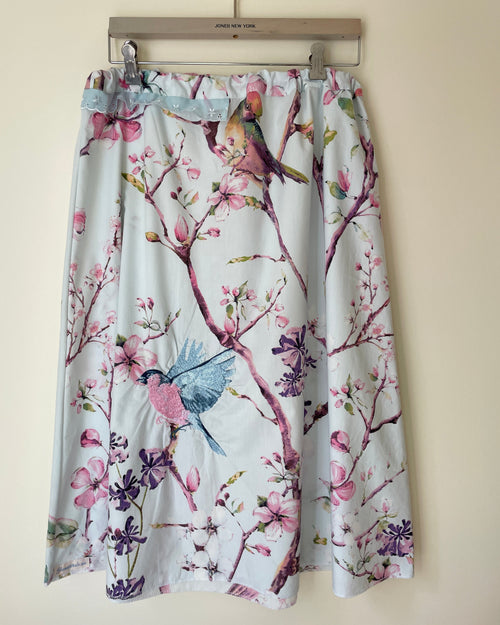 Skirt with bird and floral pattern on a beige background